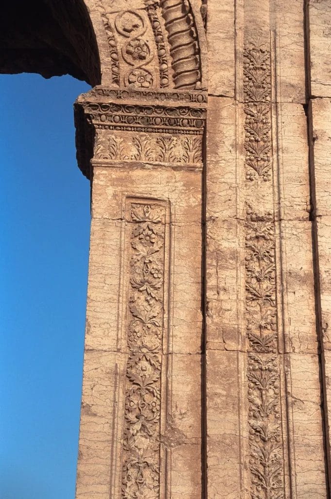 Detail of the Monumental Arch’s right pier and keystone region, showing carving and joint lines.