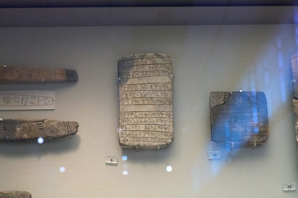 Linear B tablet from Pylos listing soldiers and thirty rowers.