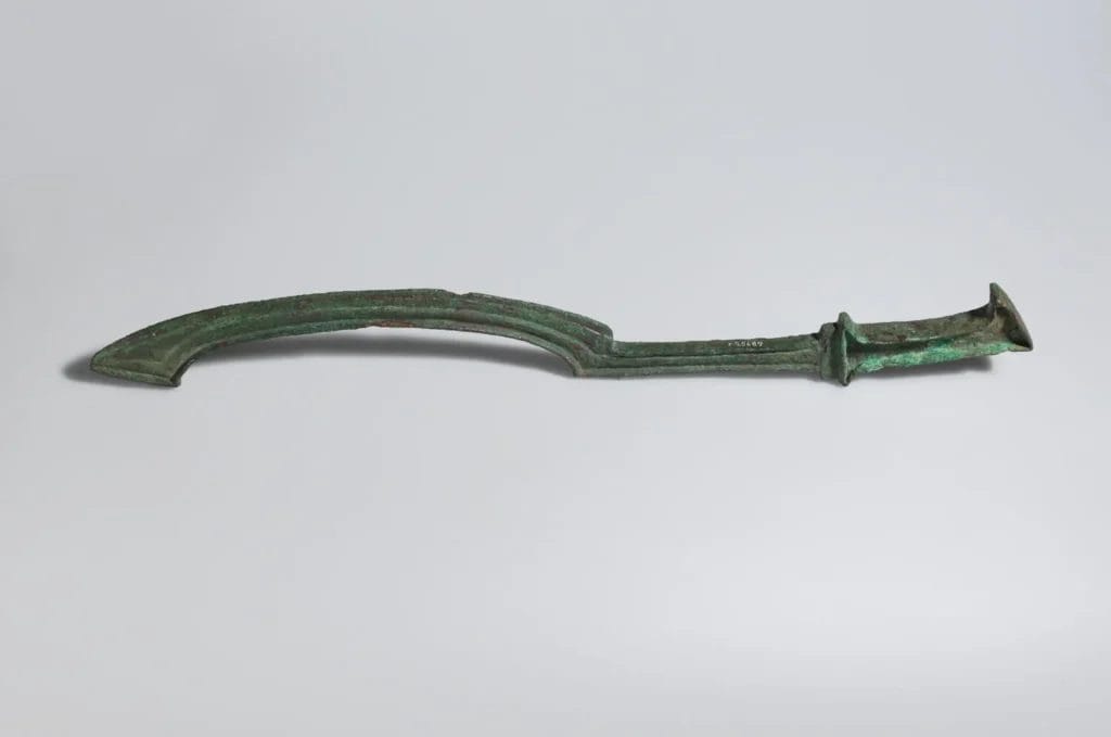 Bronze khopesh inscribed with the cartouches of Ramesses II, Louvre E 25689, showing the forward hook and reinforced spine.
