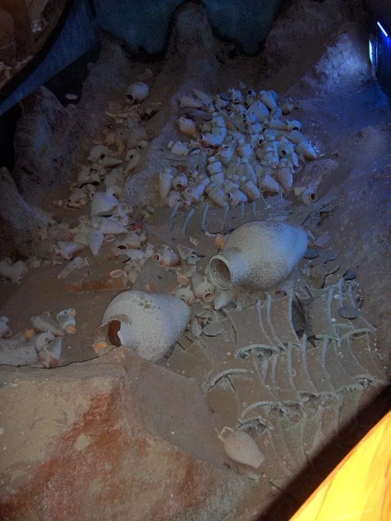 Museum case labeled “cargo as it was scattered over the seabed,” reconstructing the Uluburun site’s slope.