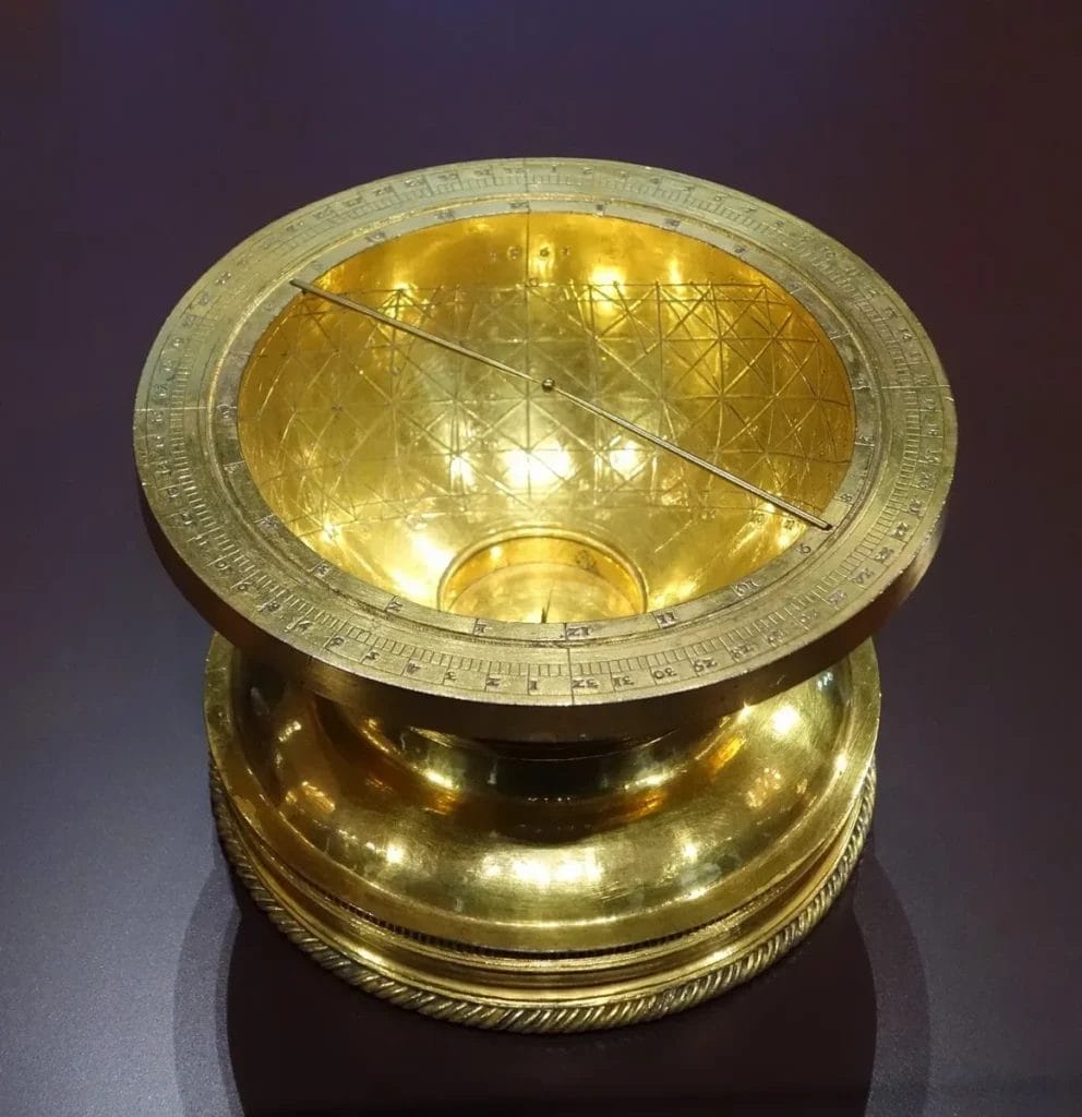 Hemispherical sundial scaphe used for measuring angles