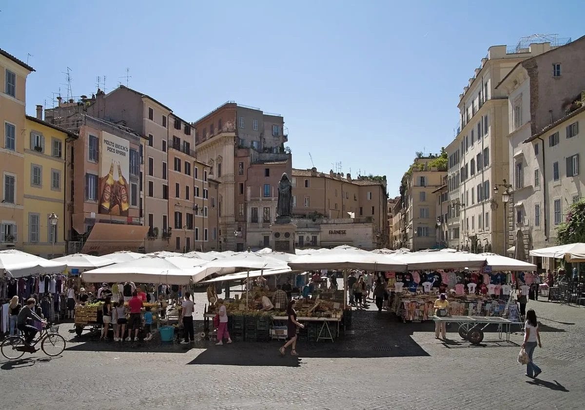 The hooded bronze statue of Giordano Bruno in Campo de' Fiori Rome facing toward the Vatican, sights to see in Rome